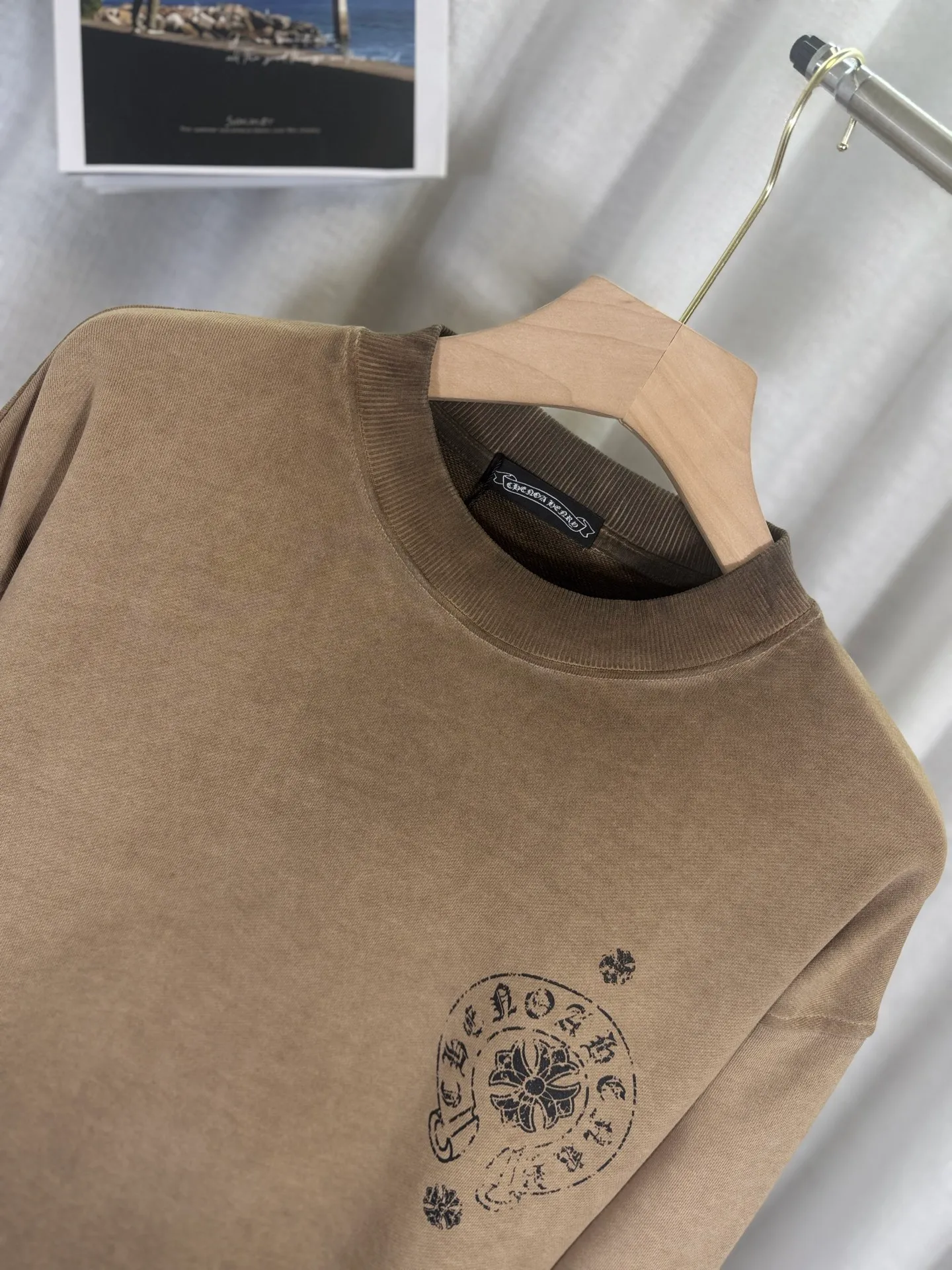 P260 top version, real shot without P, ​​different from market currency) 𝗖𝗵𝗿𝗼𝗺𝗲 𝗛𝗲𝗮𝗿𝘁𝘀/Cro Heart 2025 washed patch embroidery autumn and winter new original single counter American laser burnt 3D three-dimensional color embroidered couple casual sweatshirt 👑The highest version! Customized fabric 420g tripe terry fabric! American acid-washed and distressed original fabric laser burnt ✟appliqué embroidery and exquisite embroidery of letters! The best-selling model in the counter, very comfortable to wear. Accessories: original molded and authenticated collar label➕100% silk wash label. Genuine purchase-grade original hangtag➕matching hanging rope➕3D hanging beads➕original packaging bag. Craftsmanship: The original version has consistent wiring! The highest version of the armhole matching technique! Color: Earth Yellow Gray Black Size: S M L XL Style No.: 9320
